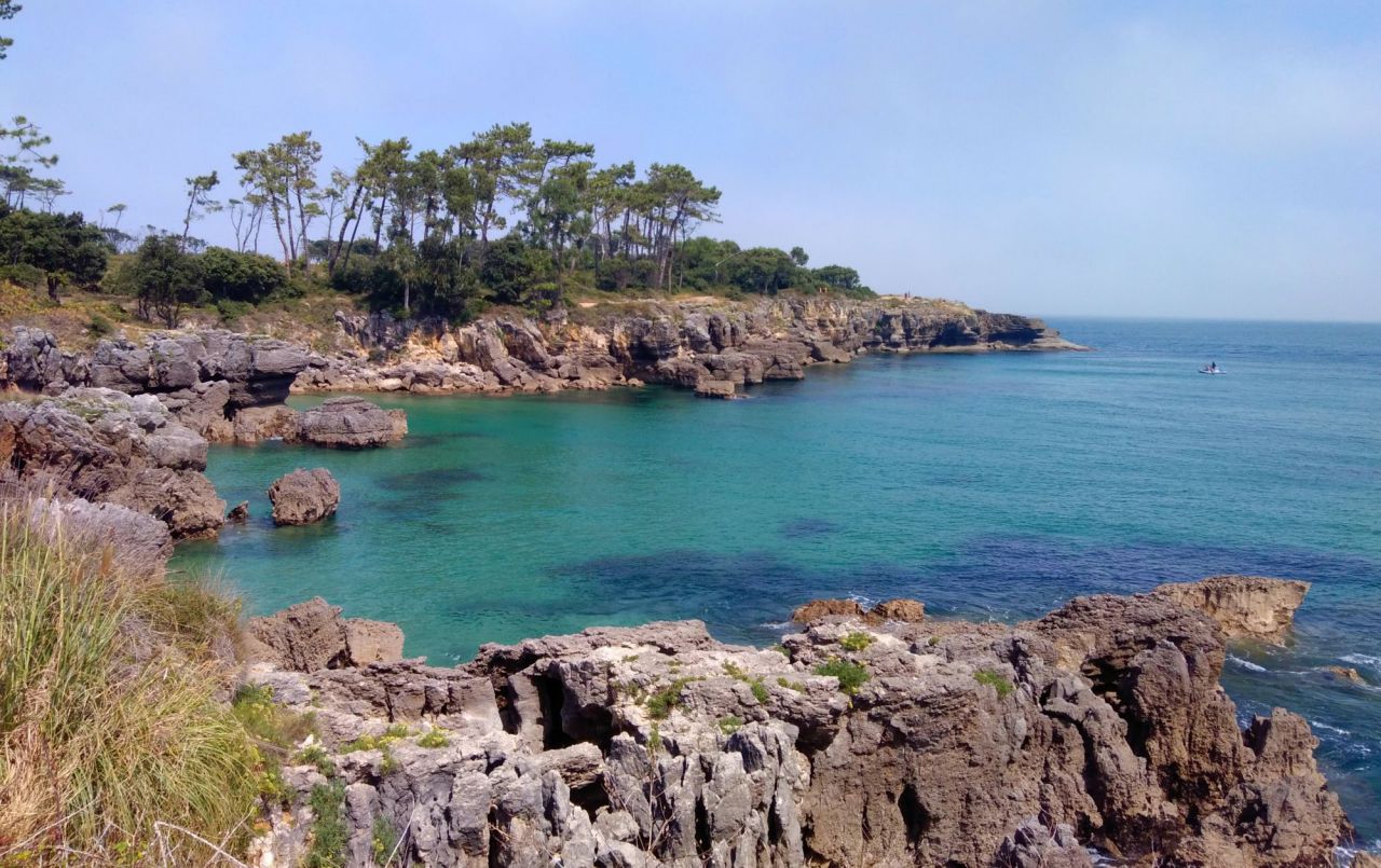 Camino costero lleno de calas con encanto en el municipio de Noja