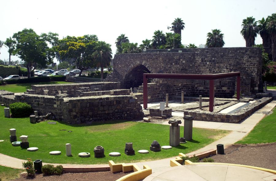 Jardín arqueológico Tiberías y edificio restaurado del Cruzado.