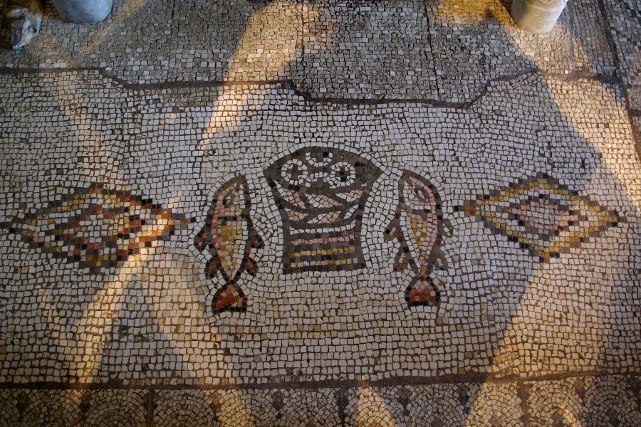 Mosaico de los peces y el pan en el suelo de la iglesia de Tabgha