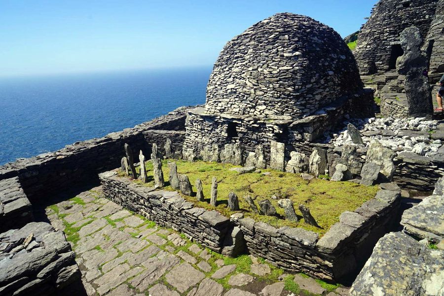 Ruinas de un cementerio y las células en forma de colmena en el monasterio aislado en lo alto de Skellig Michae