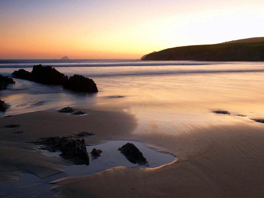 Puesta de sol en la bahía de St. Finian, una de las mejores playas de la zona