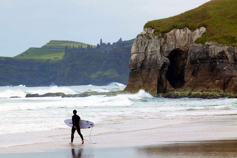 Surfista  en una playa cerca de Portrush