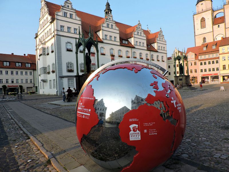 Un globo terráqueo de acero comparte protagonismo con las tradicionales estatuas de Lutero y Melanchthon, en la Plaza del Mercado