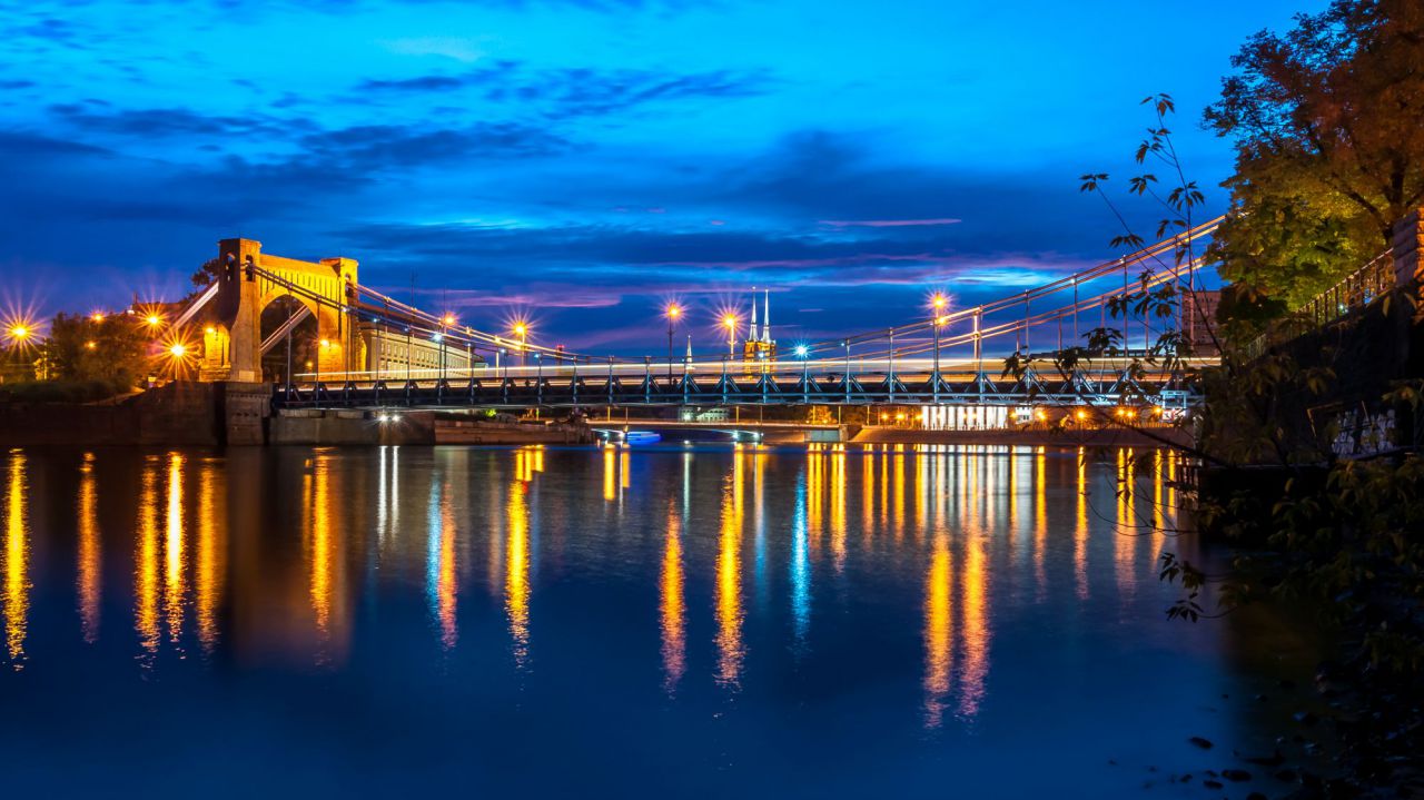 Puente Grunwaldzki. Vista nocturna