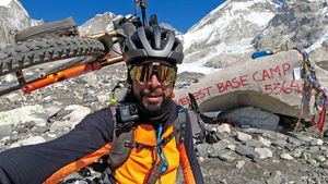 Omar di Felice, primero en llegar al campo base del Everest en bicicleta en invierno