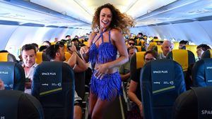 Vueling celebra 20 años de su primer vuelo con un espectáculo a bordo