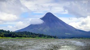 Costa Rica, volcanes activos, zonas azules y biodiversidad