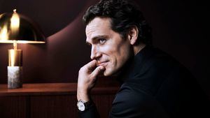 El actor Henry Cavill embajador de la elegancia de Longines