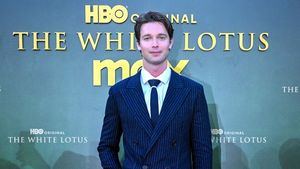 Patrick Schwarzenegger vistió Tommy Hilfiger en el estreno de la serie The White Lotus en Tailandia