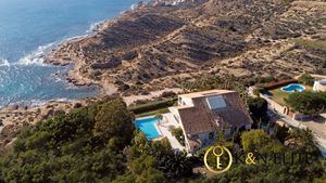 Sale a la venta una exclusiva villa en Cabo de las Huertas con las mejores vistas de Alicante