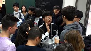 Estudiantes surcoreanos visita el Centro Superior de diseño Kunsthal