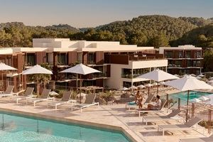 Abre sus puertas en el norte de Ibiza el hotel, solo para adultos, Cala San Miguel m<nuel diaz