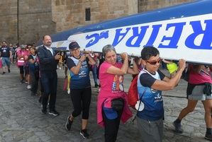 Mujeres de la Asociación de cáncer de mama del Morrazo hacen la Ruta Traslatio en trainera