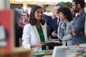 La reina Letizia anima a comprar y leer en la inauguración de la Feria del Libro de Madrid