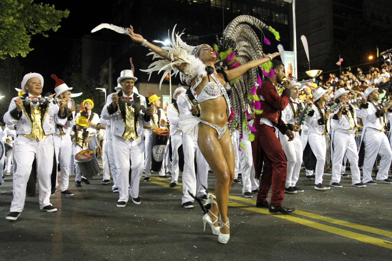 Durante más de 50 días, el carnaval toma las calles de Uruguay Inout
